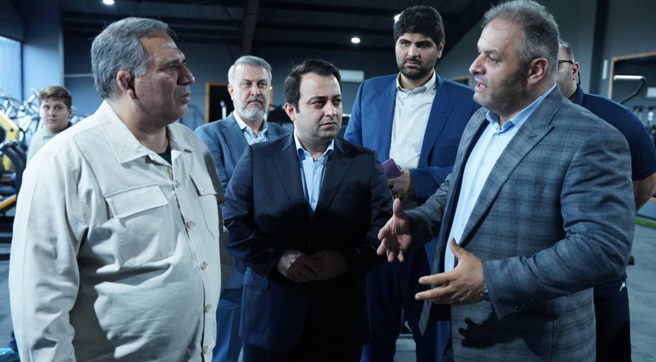 رئیس کمیسیون اقتصادی مجلس و مدیرعامل بانک صادرات ایران در اردوی ملی‌پوشان وزنه‌برداری/ اهدای نشان ویژه فدراسیون وزنه‌برداری به محسن سیفی به پاس حمایت از قهرمانان کشور